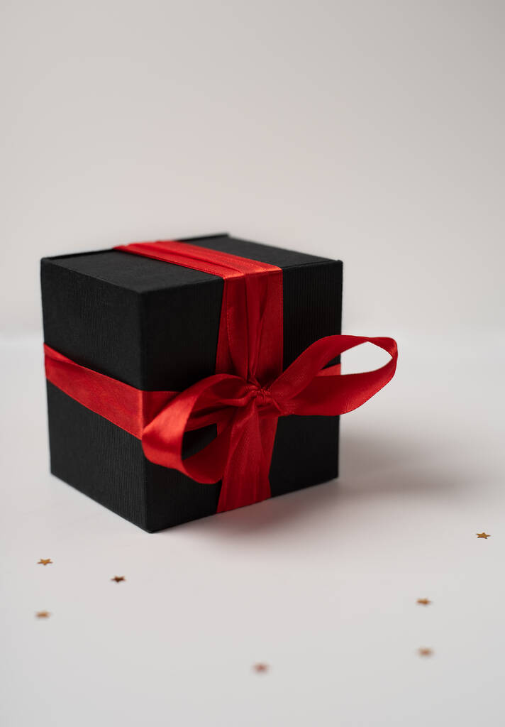 Zwarte geschenkdozen met rood lint op witte achtergrond. Het concept van Valentijnsdag. - Foto, afbeelding