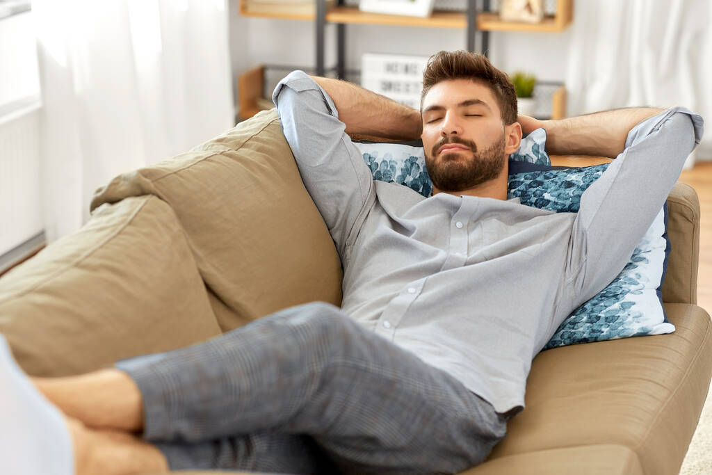 Junger Mann schläft zu Hause auf Sofa - Foto, Bild