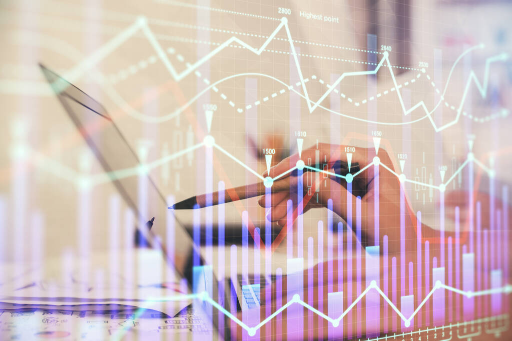 コンピュータや金融グラフのホログラム図面に入力する女性の手の複数の露出。株式市場分析の概念. - 写真・画像