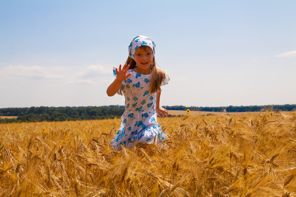 ευτυχισμένος μικρό κορίτσι χορό σε ένα πεδίο - Φωτογραφία, εικόνα