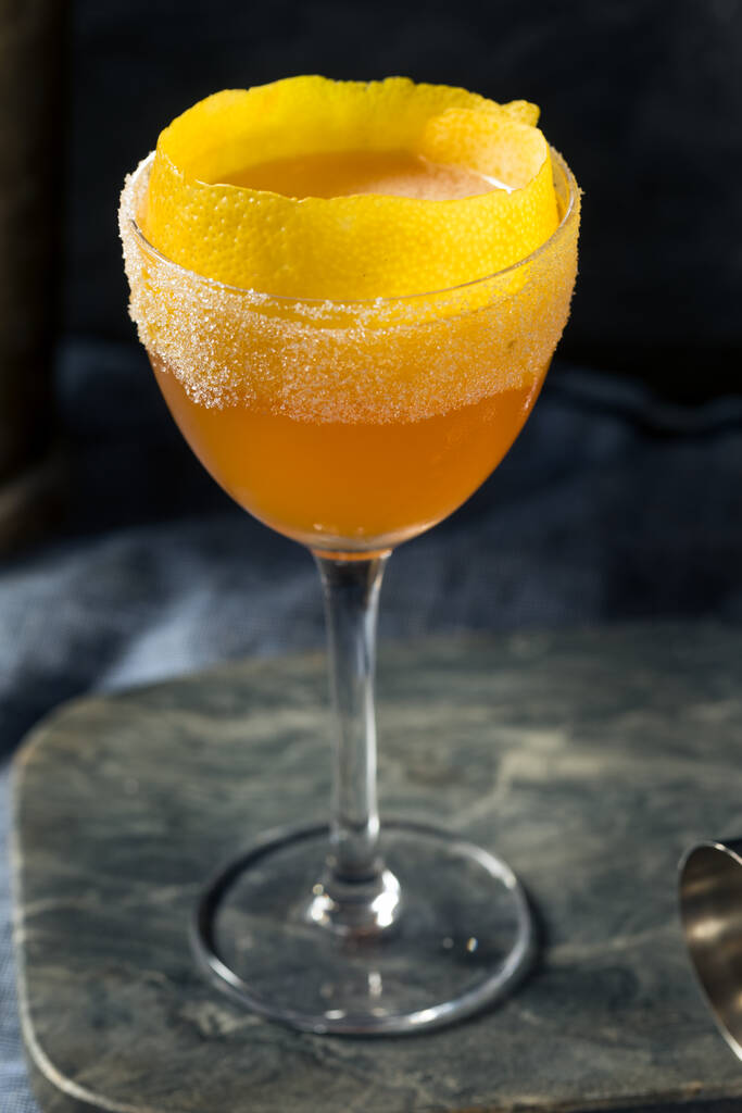 Boozy Brandy Crusta koktejl s cukrem a citrónem - Fotografie, Obrázek