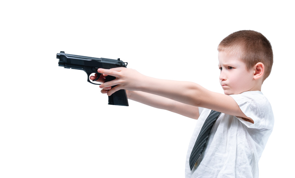 Rapaz com arma
 - Foto, Imagem