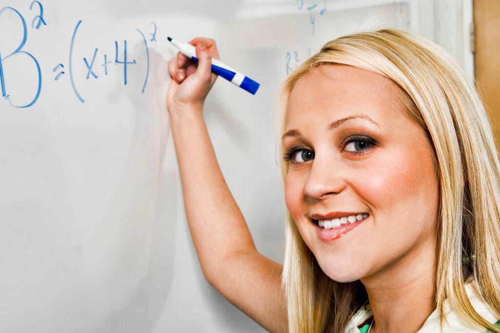 Szoros portré gyönyörű diák megoldó algebra egyenlet fehér táblán az osztályteremben - Fotó, kép