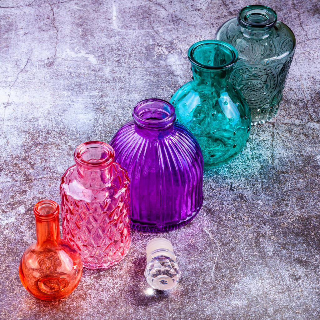 bottiglie di vetro d'annata per cosmetici su un tavolo. Posa piatta - Foto, immagini