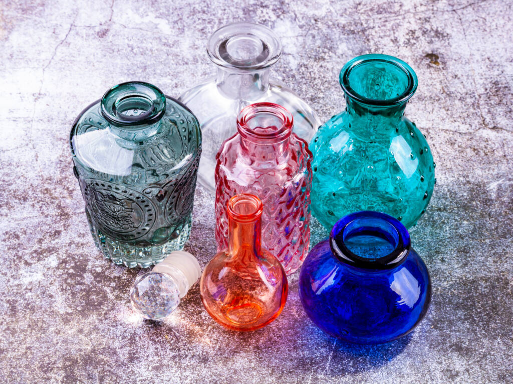 bottiglie di vetro d'annata per cosmetici su un tavolo. Posa piatta - Foto, immagini