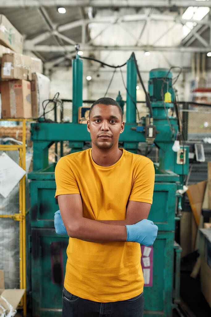 Afrikai amerikai férfi áll az ipari sajtó háttér - Fotó, kép
