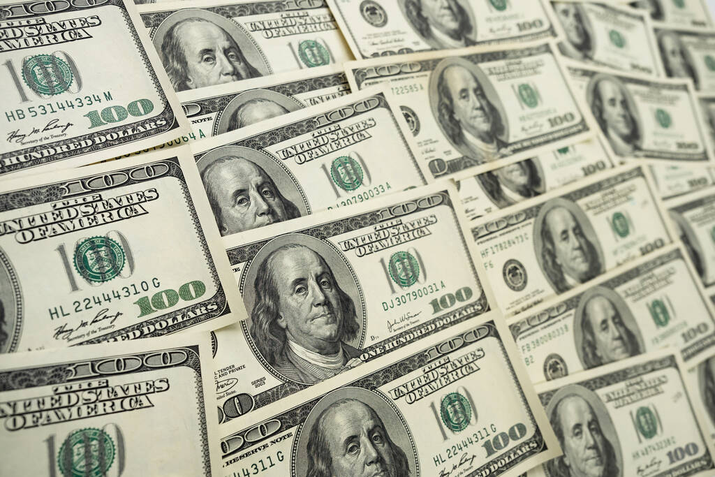 Sto banknotów z portretem prezydenta Franklina. Gotówka studolarowa, tło waluty papierowej. - Zdjęcie, obraz