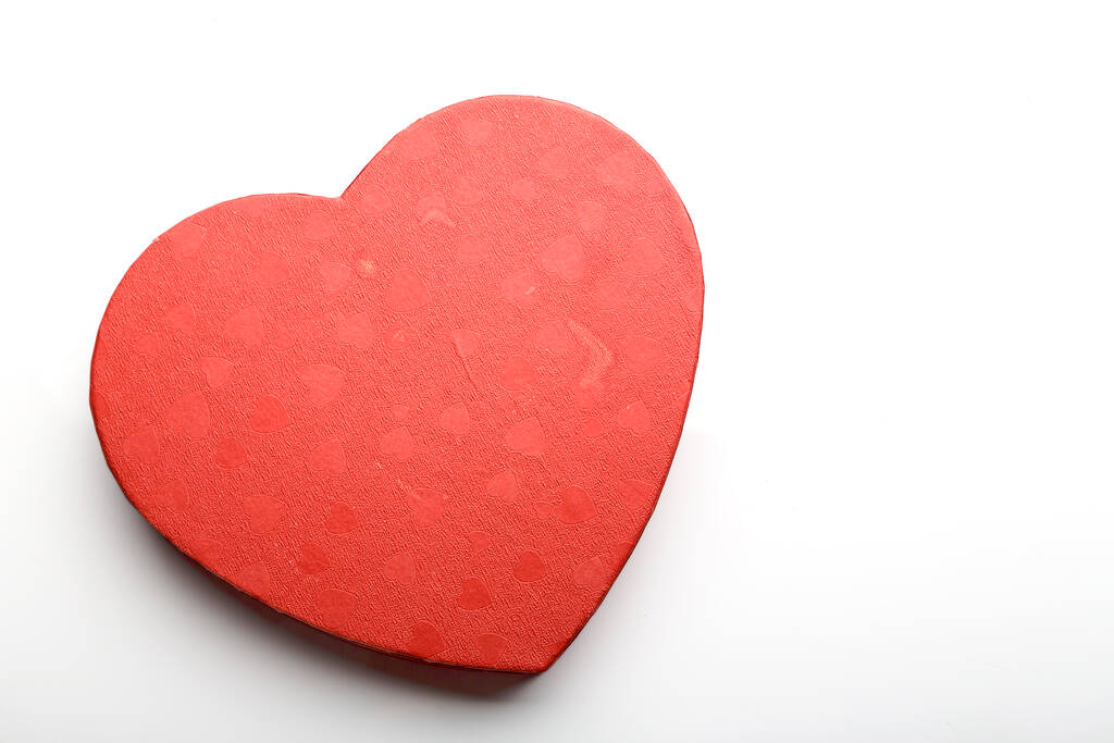 Rotes Herz aus Pappe zum Valentinstag auf weißem Hintergrund. Horizontales Foto - Foto, Bild