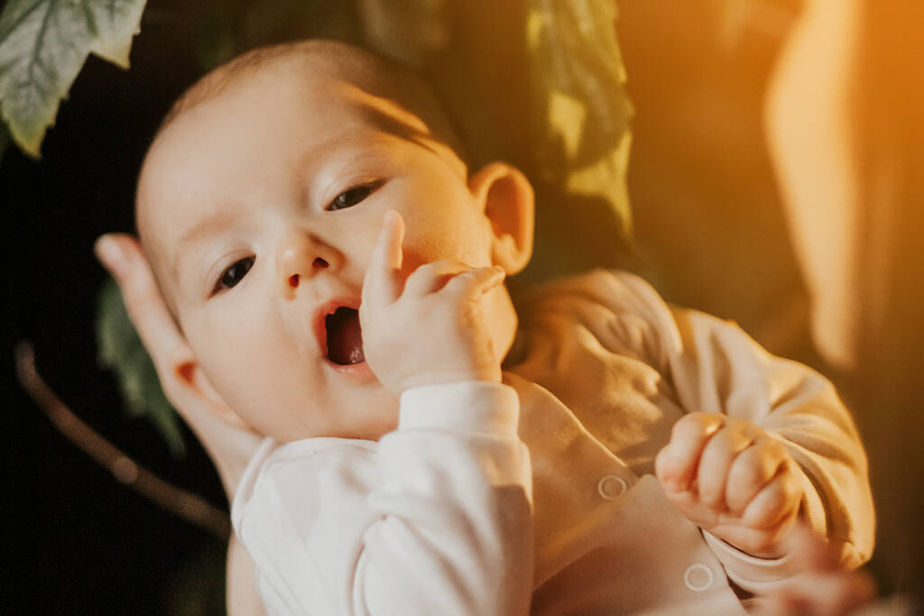 hiteles portré egy újszülött lányról az anya karjaiban. A nő örül, ölel és csókol egy gyereket beszél a lánya boldog, boldog anyaság - Fotó, kép
