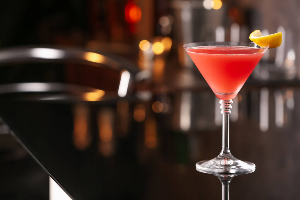 Cocktail cosmopolite sur table noire au bar. Espace pour le texte - Photo, image