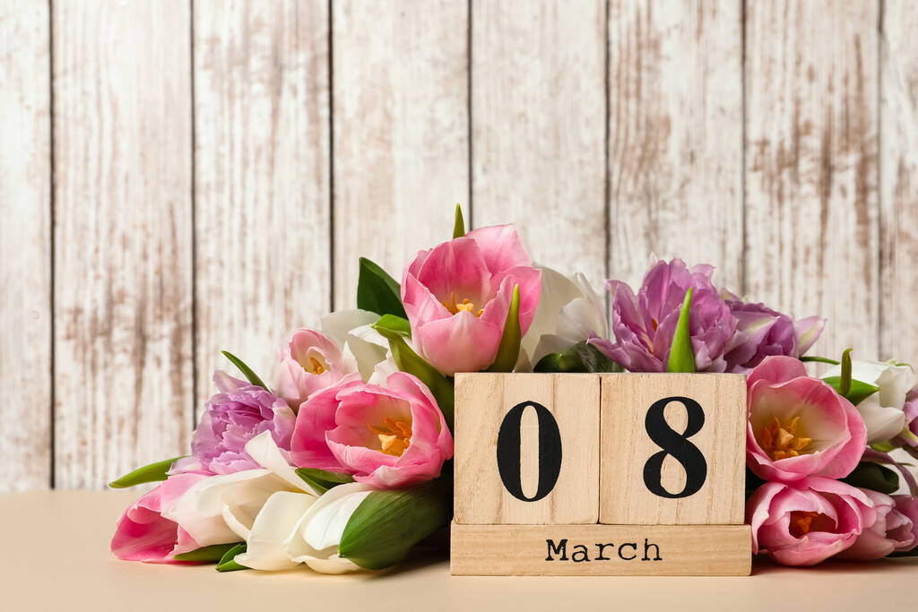 Αποκλεισμός ημερολόγιο με ημερομηνία 8 Μαρτίου και τουλίπες στο τραπέζι με ξύλινο φόντο, χώρο για κείμενο. Διεθνής Ημέρα της Γυναίκας - Φωτογραφία, εικόνα