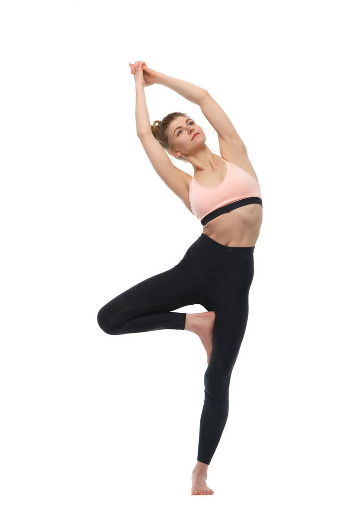 Mädchen praktiziert Yoga isoliert auf weißem Hintergrund. - Foto, Bild