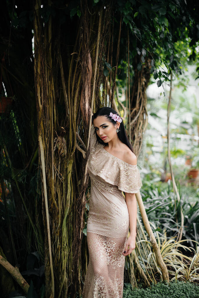 Una joven hermosa morena posando entre densos matorrales de selva y selva tropical. Spa - Foto, imagen