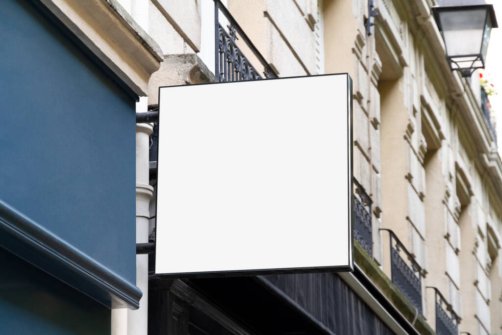 Shop sign Mockup. Vierkante etalage op een muur in zonnige straat template - Foto, afbeelding