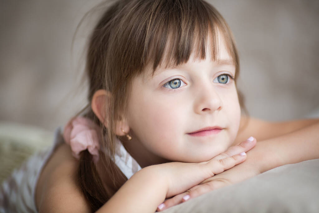 Крупним планом портрет милої маленької дівчинки в приміщенні
 - Фото, зображення