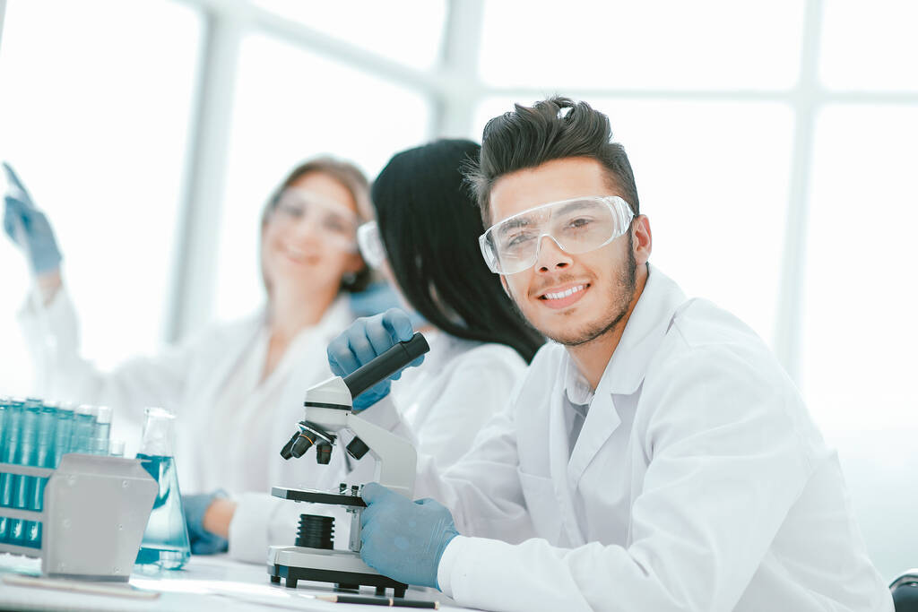 close up.male cientista sentado em uma mesa de laboratório. - Foto, Imagem