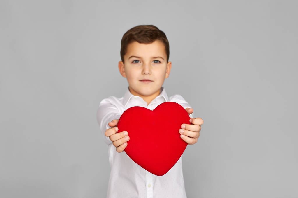 Saint Valentin. mignon petit garçon enfant tenant coeur rouge - Photo, image