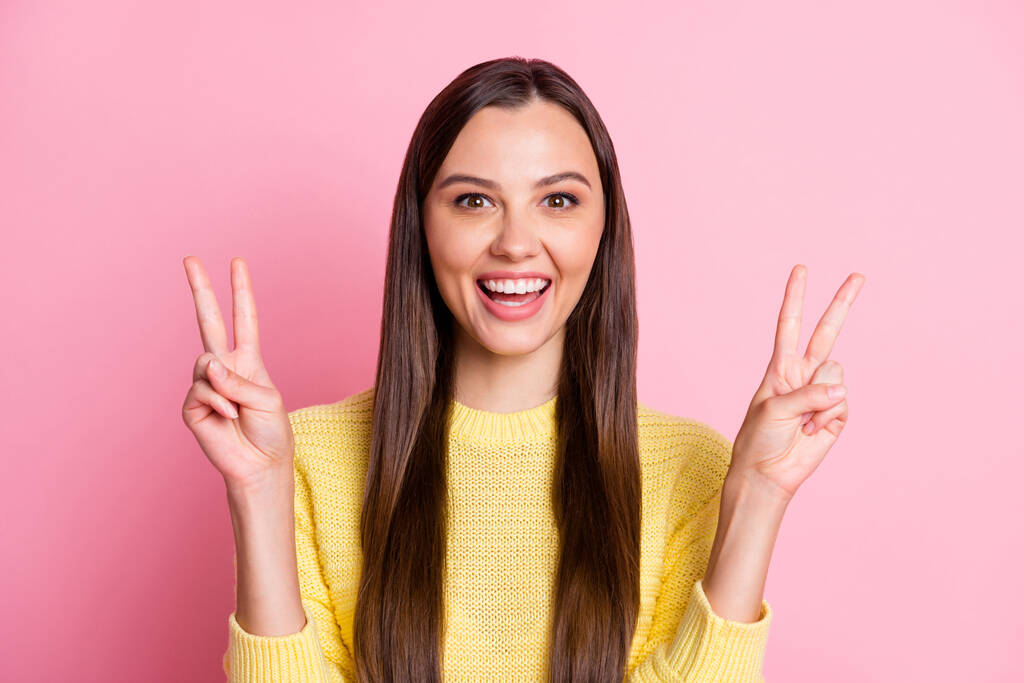 Muotokuva nuori kaunis hymyilevä iloinen innoissaan positiivinen tyttö osoittaa v-merkki eristetty vaaleanpunainen väri tausta - Valokuva, kuva