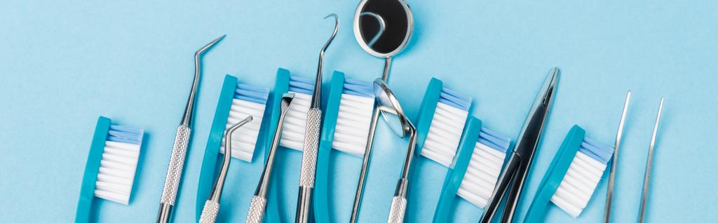 Zahnbürsten und Zahnwerkzeuge von oben auf blauem Hintergrund, Banner  - Foto, Bild