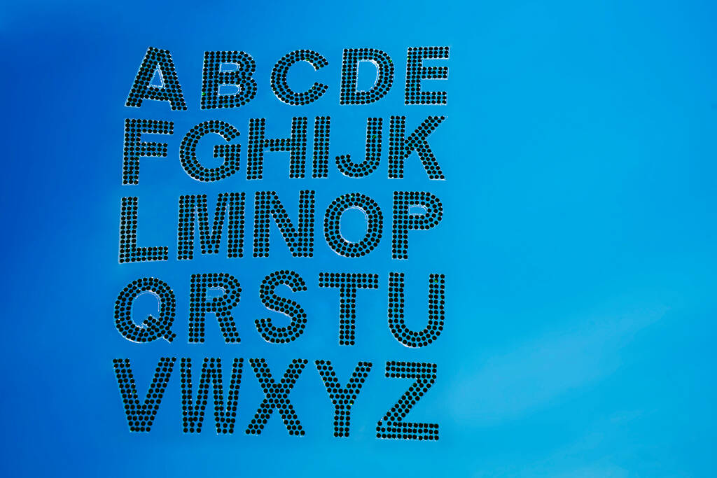 Set — 青い空の背景の緑のラインストーンからの英語のアルファベット。ABC - 写真・画像