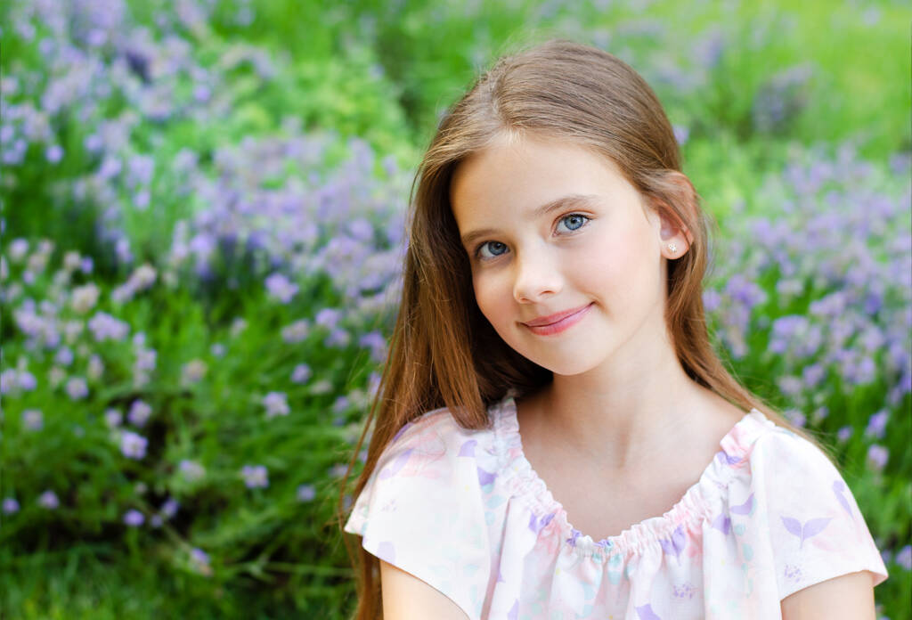 Πορτρέτο του αξιολάτρευτο χαμογελαστό κοριτσάκι την ημέρα του καλοκαιριού. Καλή προεφηβεία στο πάρκο σε εξωτερικούς χώρους  - Φωτογραφία, εικόνα