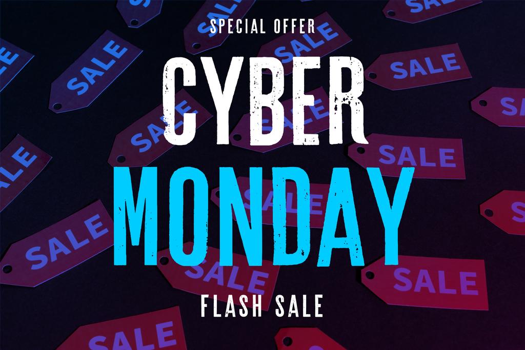 Sonderangebot, Cyber Monday und Flash Sale Schriftzug in der Nähe von roten Etiketten auf schwarzem Hintergrund - Foto, Bild