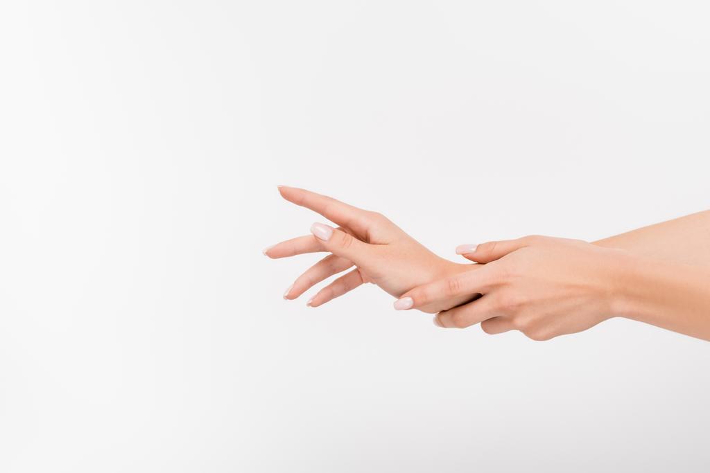 vue recadrée de la femme appliquant crème pour les mains isolée sur blanc - Photo, image