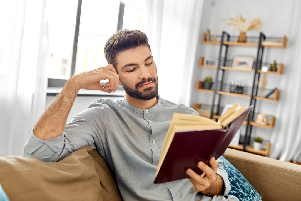 muž čte knihu doma - Fotografie, Obrázek