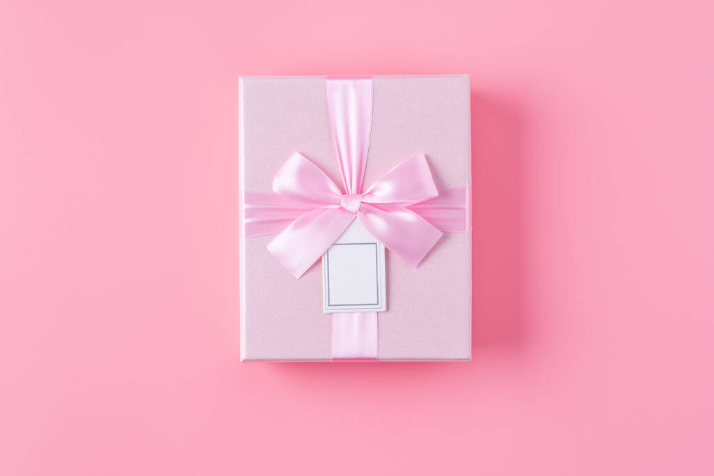 День святого Валентина дизайн фона с цветок розы и подарочная коробка на розовом фоне - Фото, изображение