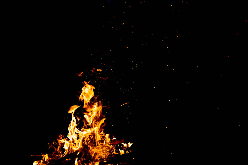 Bosbranden met vuur, vlam en rook. Vreemde vreemde elementaire vurige figuren op zwarte achtergrond. Kolen en as. Abstracte vormen 's nachts. Bonfire outdoor op de natuur. Sterkte van het element - Foto, afbeelding