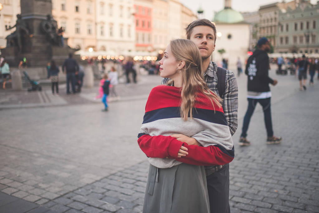 Mladý milující pár objetí na centrálním náměstí v Krakově (Krakov) - Fotografie, Obrázek