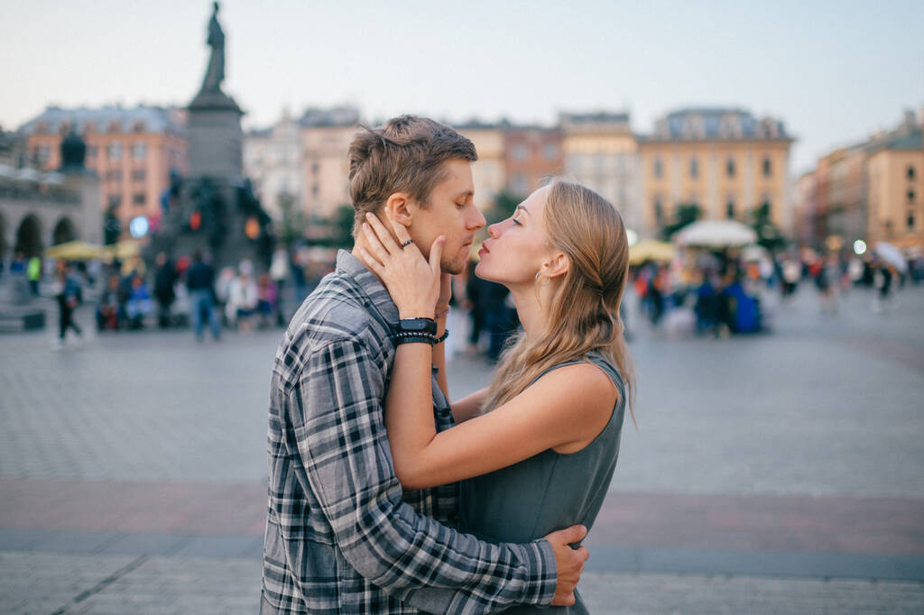 Junges Liebespaar umarmt sich auf dem zentralen Platz in Krakau) - Foto, Bild