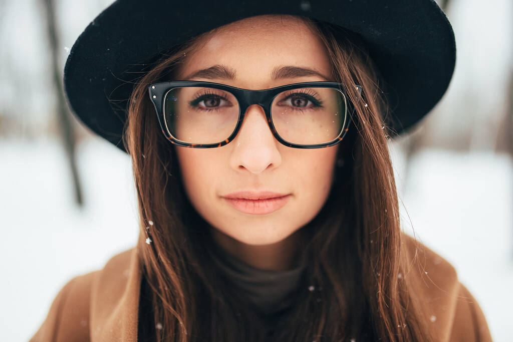 Zbliżenie portret piękne długowłosy brunnetka dziewczyna z gruziński wygląd noszenie okularów i patrząc na aparat. - Zdjęcie, obraz