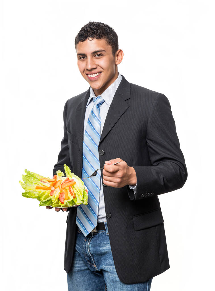 Jovem homem saudável muscular em seus braços prato de salada - Foto, Imagem