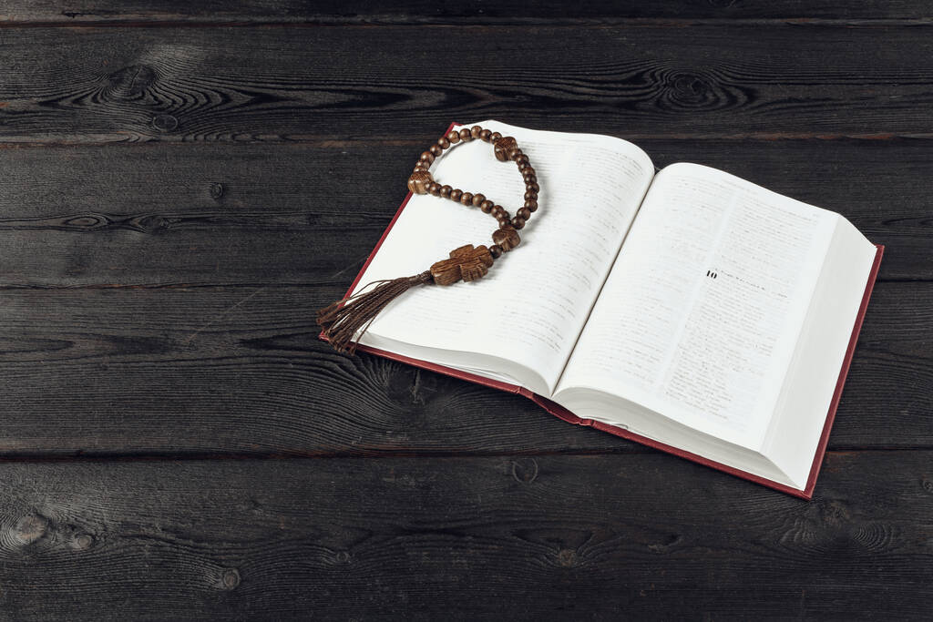 Biblia és egy kereszt egy régi fából készült asztalon. Vallási fogalom. - Fotó, kép