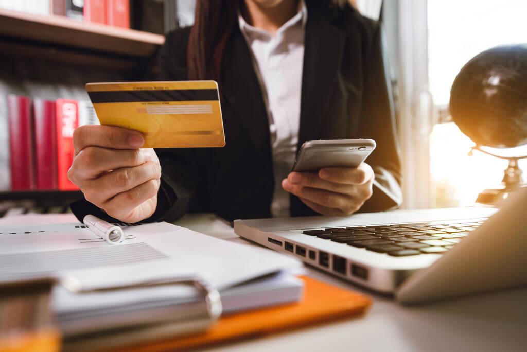 Επιχειρηματίας χέρια χρησιμοποιώντας smartphone και κρατώντας πιστωτική κάρτα με ψηφιακό διάγραμμα επίδραση στρώμα ως έννοια Online ψώνια - Φωτογραφία, εικόνα