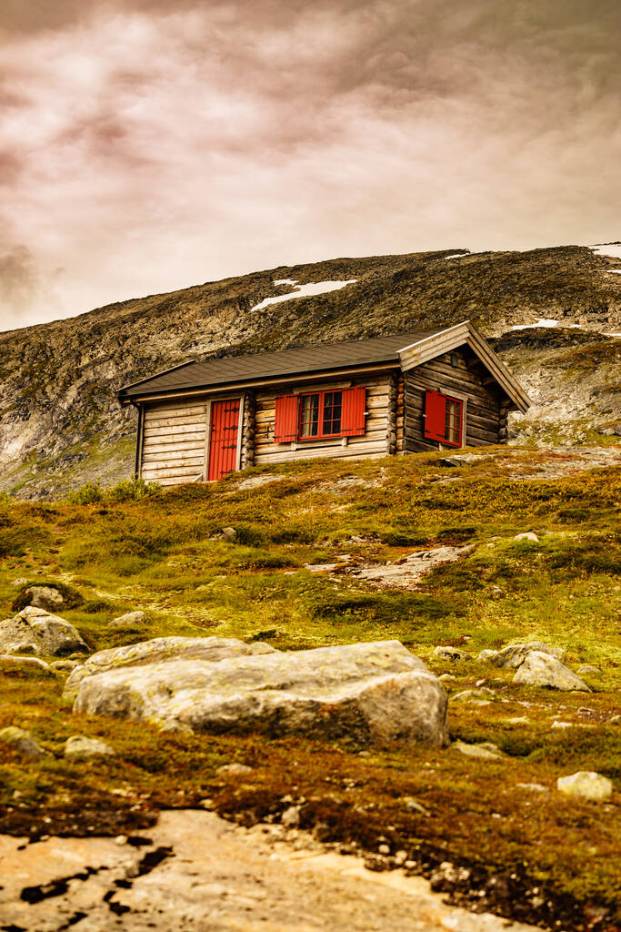 Norské staré venkovské domy hytte v horách. Krásná krajina v Norsku, Skandinávie - Fotografie, Obrázek