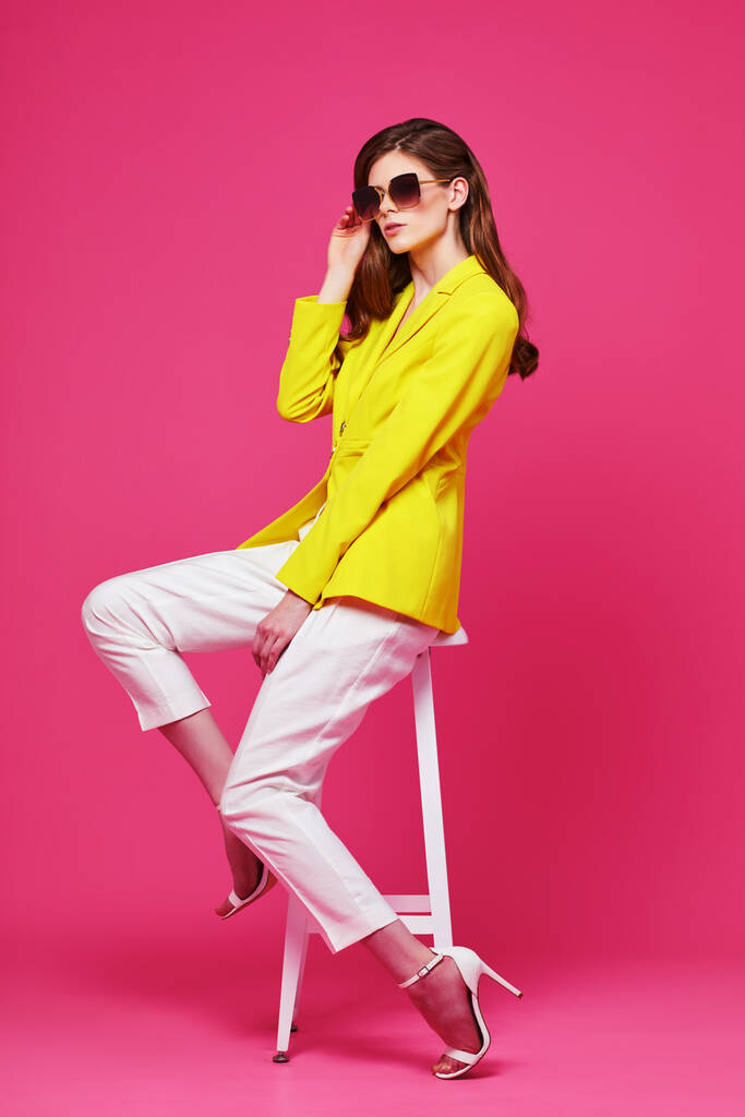 Retrato de moda de mujer joven y elegante en chaqueta amarilla de moda. Captura de estudio. - Foto, imagen