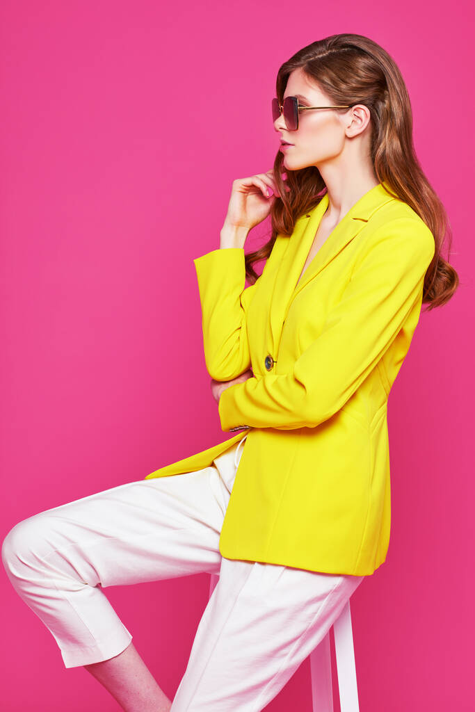 Модный портрет молодой элегантной женщины в модном желтом пиджаке. Снимок студии. - Фото, изображение