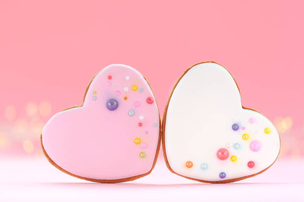 Dois corações em forma de gengibre para o Dia dos Namorados, Dia das Mães ou Aniversário no fundo rosa. - Foto, Imagem