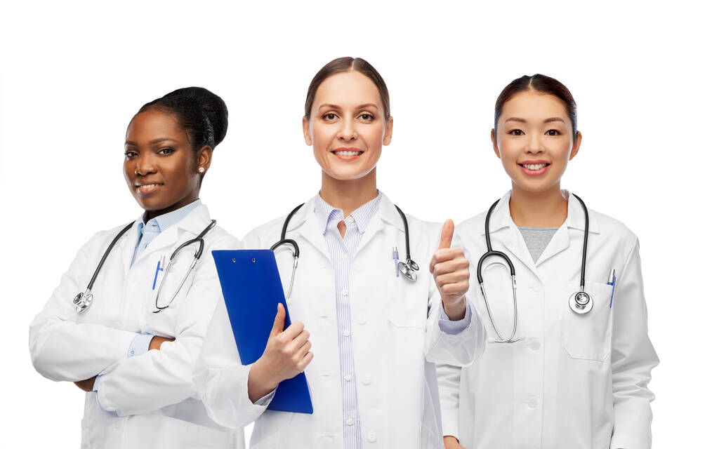 vrouwelijke artsen met klembord tonen duimen omhoog - Foto, afbeelding