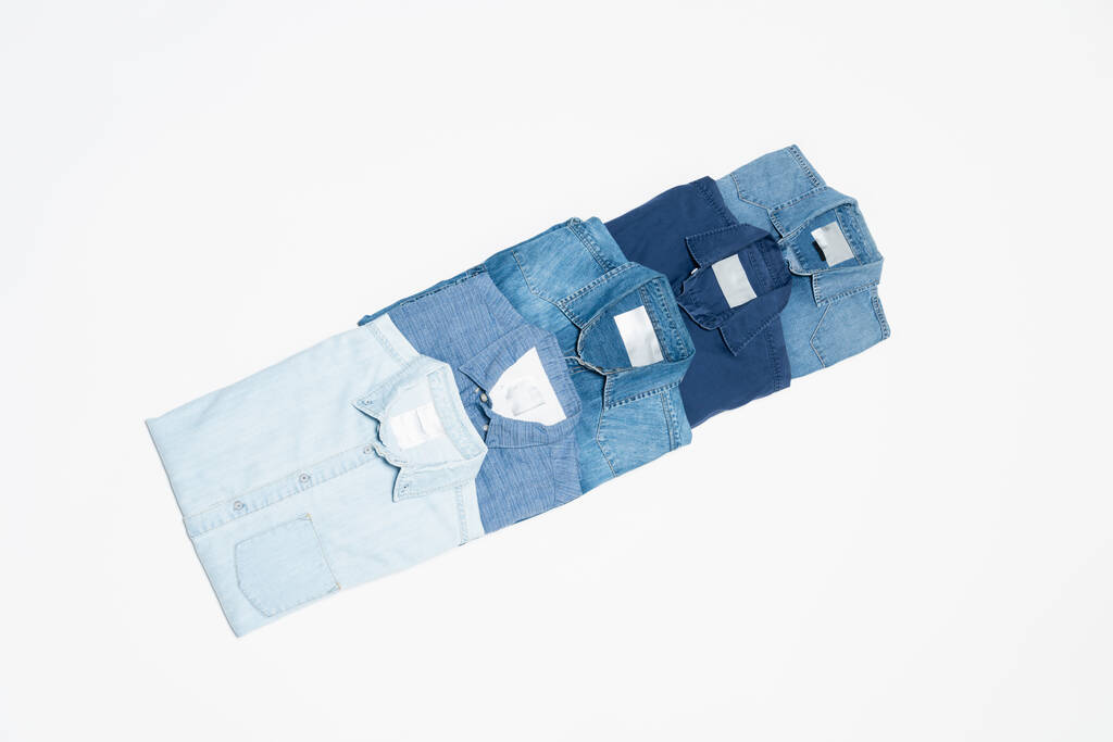 plochá poloha modré džínové košile na bílém pozadí, horní pohled - Fotografie, Obrázek
