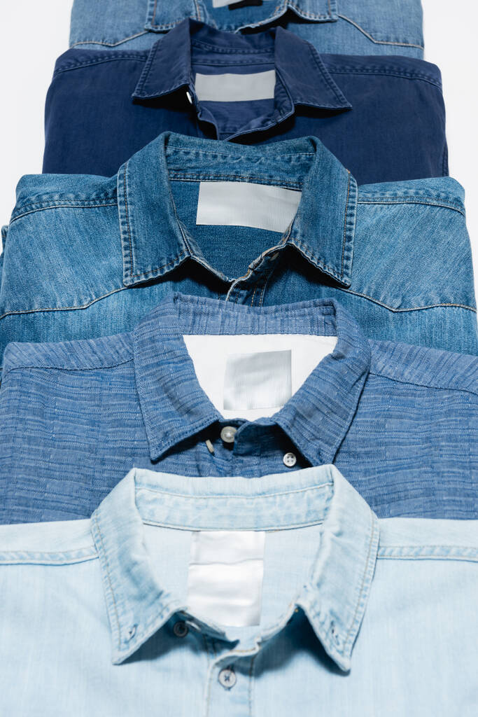 vista de perto de diferentes camisas jeans isoladas em branco - Foto, Imagem