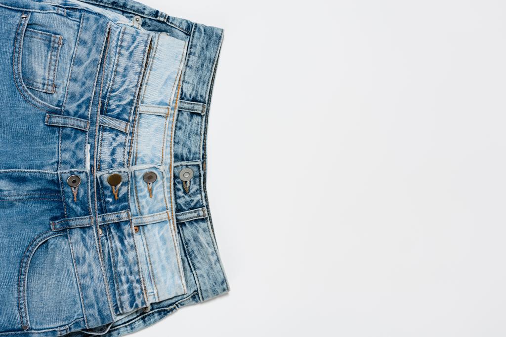 verschiedene blaue Jeans auf weißem Hintergrund, Draufsicht - Foto, Bild