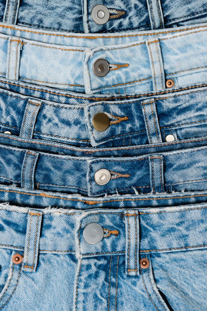 крупним планом вид на різні блакитні джинси
  - Фото, зображення