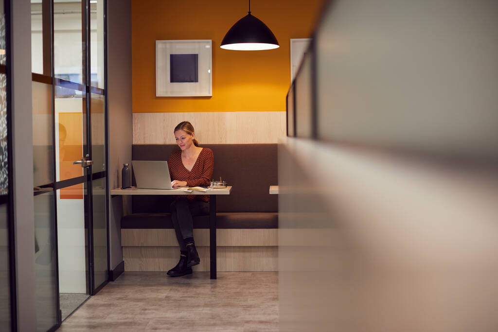 Επιχειρηματίας που εργάζεται αργά σε ανοικτό γραφείο σχεδίου χρησιμοποιώντας το lap-top - Φωτογραφία, εικόνα