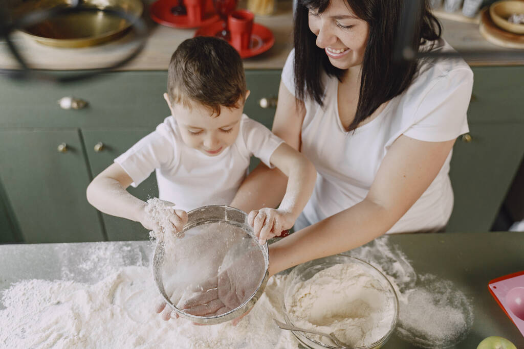 Familie in een keuken koken het deeg voor koekjes - Foto, afbeelding