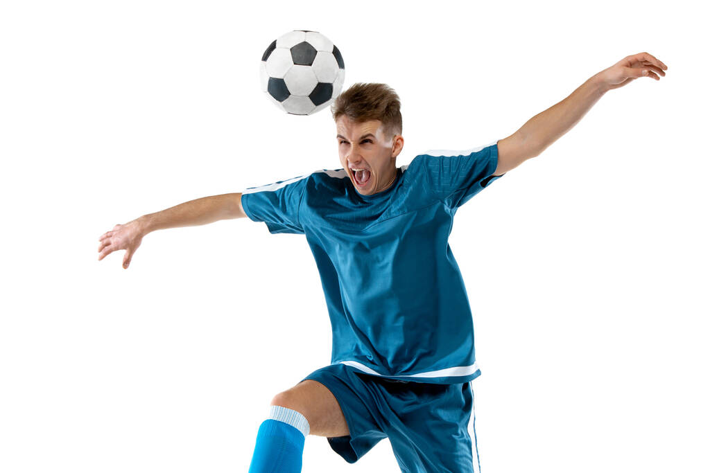 Смешные эмоции профессионального футболиста изолированы на белом фоне студии, волнение в игре - Фото, изображение