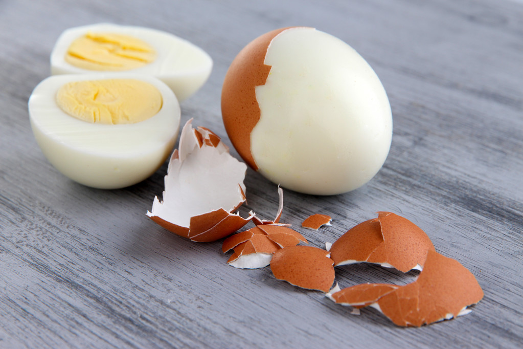 Очищенное яйцо на деревянном фоне
 - Фото, изображение