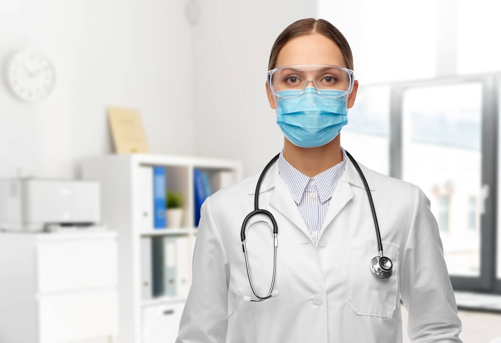 médico feminino em óculos e máscara no hospital - Foto, Imagem